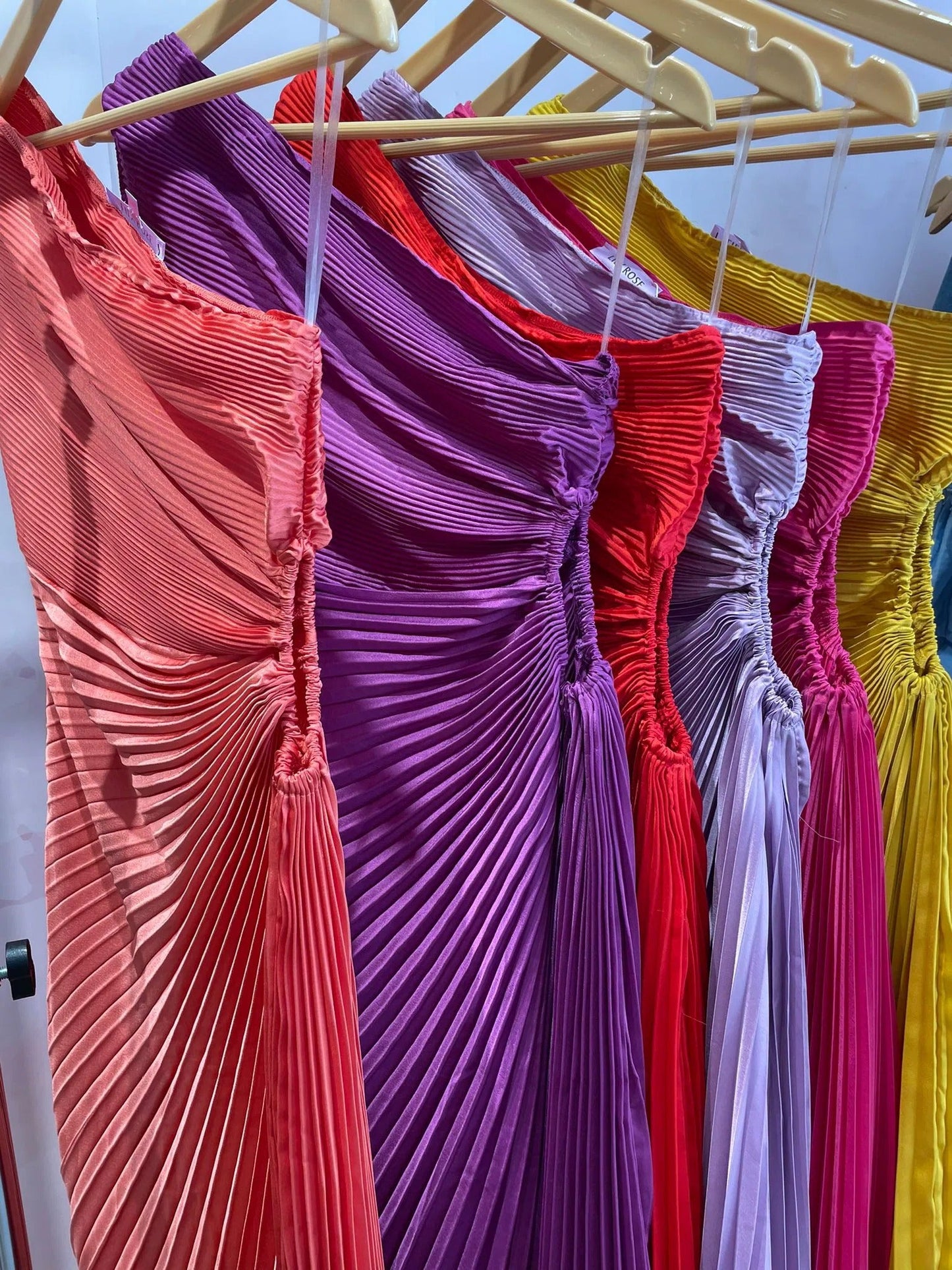 Sandra - Vestido Plisado de un Tirante