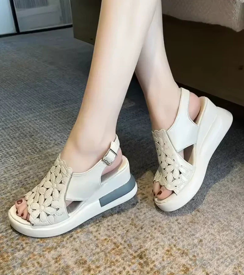 FIORELLA | Sandali con zeppa ergonomica e ricamo floreale