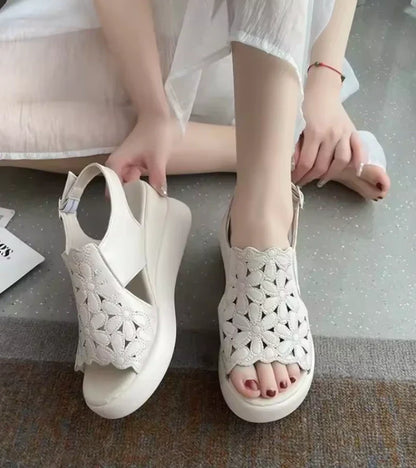 FIORELLA | Sandali con zeppa ergonomica e ricamo floreale