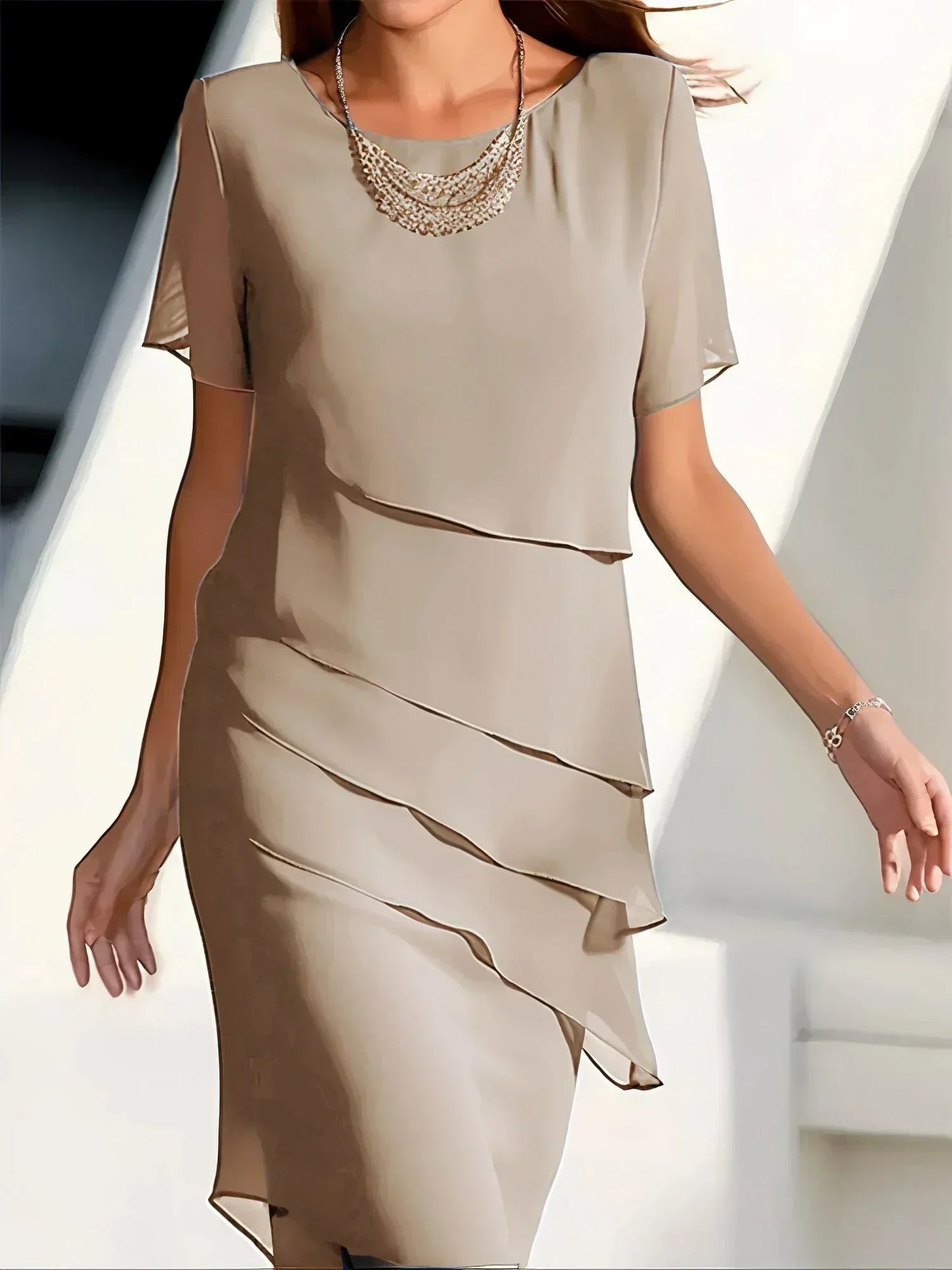 Silvana - Vestido Elegante con Capas