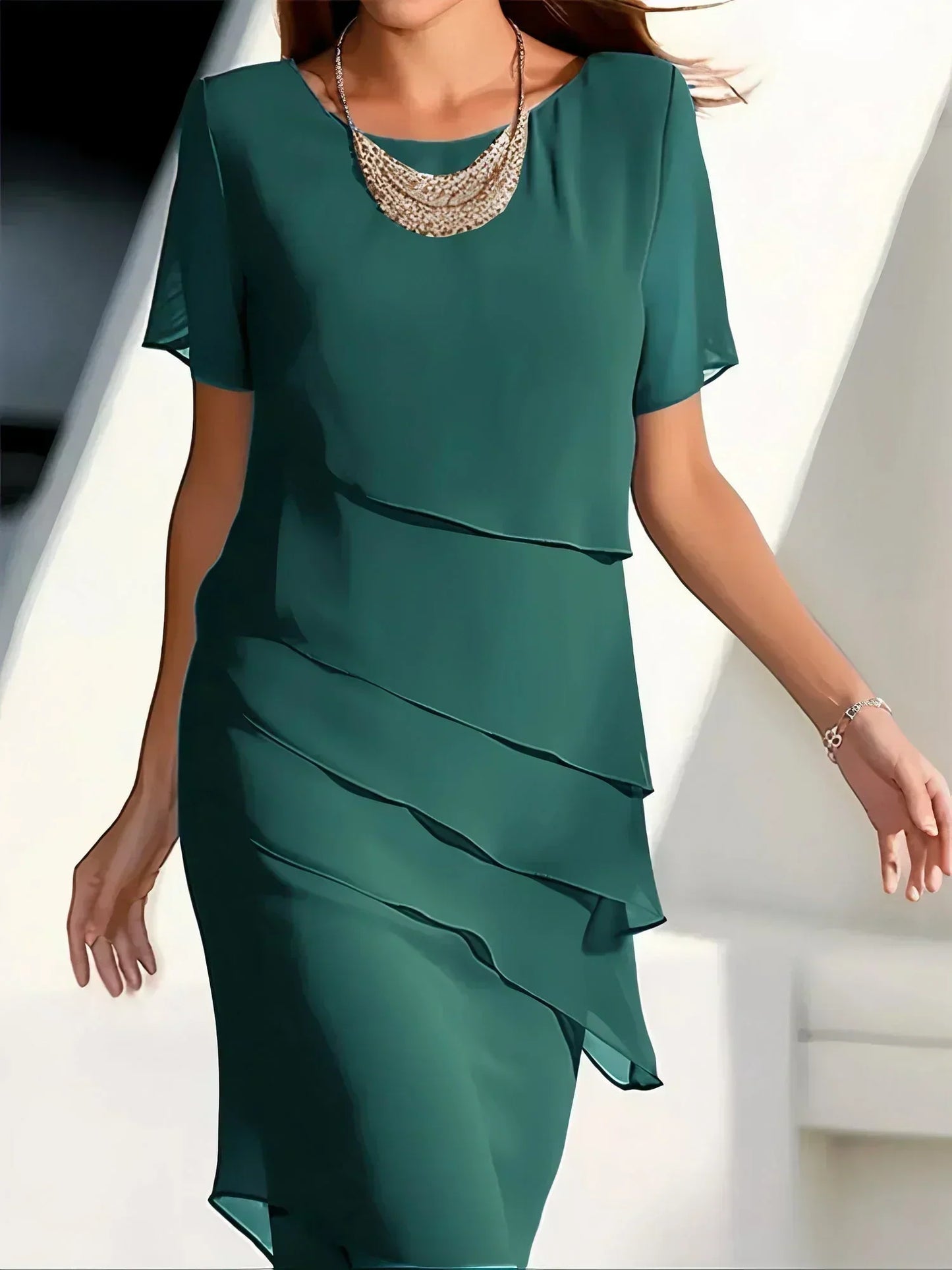 Silvana - Vestido Elegante con Capas