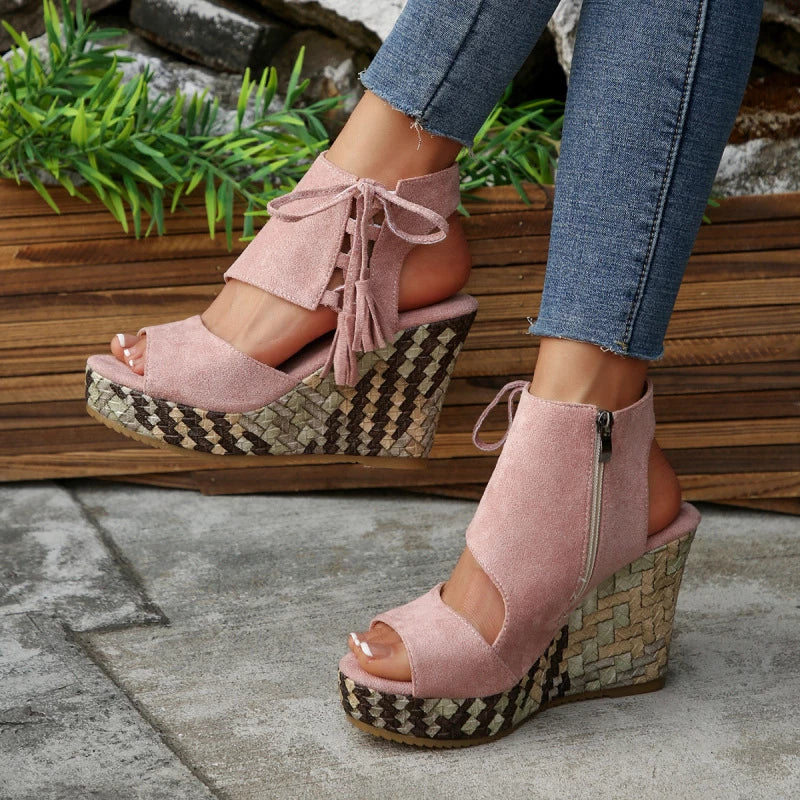 Evelin | Sandali con Zeppa con Lacci e Pompon – Eleganza e Comfort