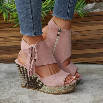 Evelin | Sandali con Zeppa con Lacci e Pompon – Eleganza e Comfort