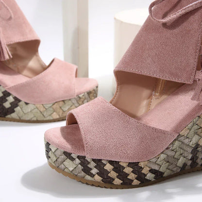 Evelin | Sandali con Zeppa con Lacci e Pompon – Eleganza e Comfort